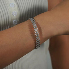 Wholesale Elegant Simple Style Grain Titanium Steel Plating 18K Gold Plated Bangle - coojewelry