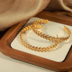 Wholesale Elegant Simple Style Grain Titanium Steel Plating 18K Gold Plated Bangle - coojewelry