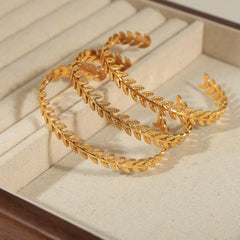 Wholesale Elegant Simple Style Grain Titanium Steel Plating 18K Gold Plated Bangle - coojewelry