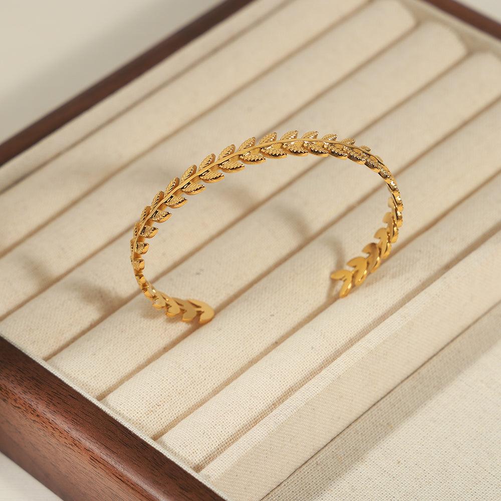 Wholesale Elegant Simple Style Grain Titanium Steel Plating 18K Gold Plated Bangle - coojewelry