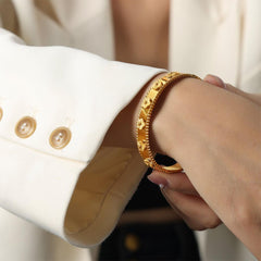 Wholesale Elegant Vintage Style Flower Titanium Steel Plating 18K Gold Plated Bangle - coojewelry