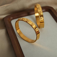 Wholesale Elegant Vintage Style Flower Titanium Steel Plating 18K Gold Plated Bangle - coojewelry