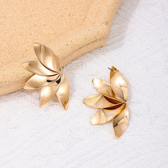 Wholesale Sweet Simple Style Flower Asymmetrical Alloy Ear Studs - coojewelry