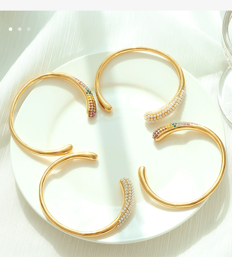 Wholesale Vintage Style Vacation Commute Round Titanium Steel Asymmetrical Plating Zircon Inlay 18K Gold Plated Bangle - coojewelry